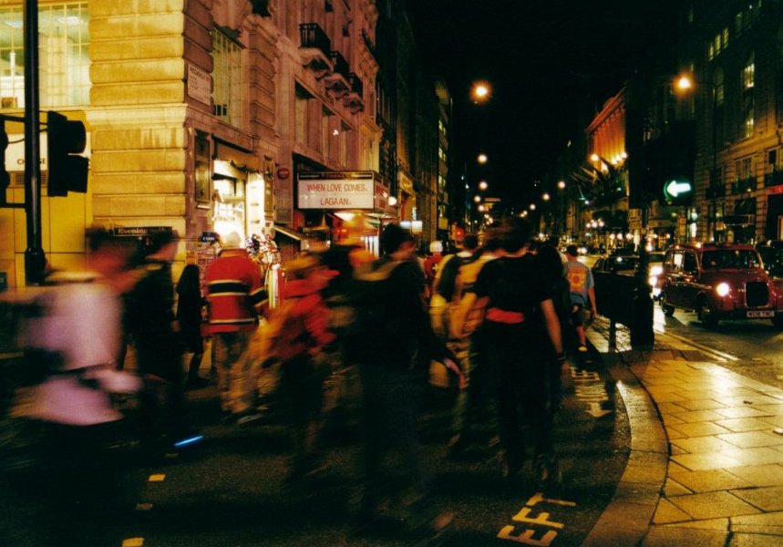 2001.09.14 01.22 london piccadilly circus skaters